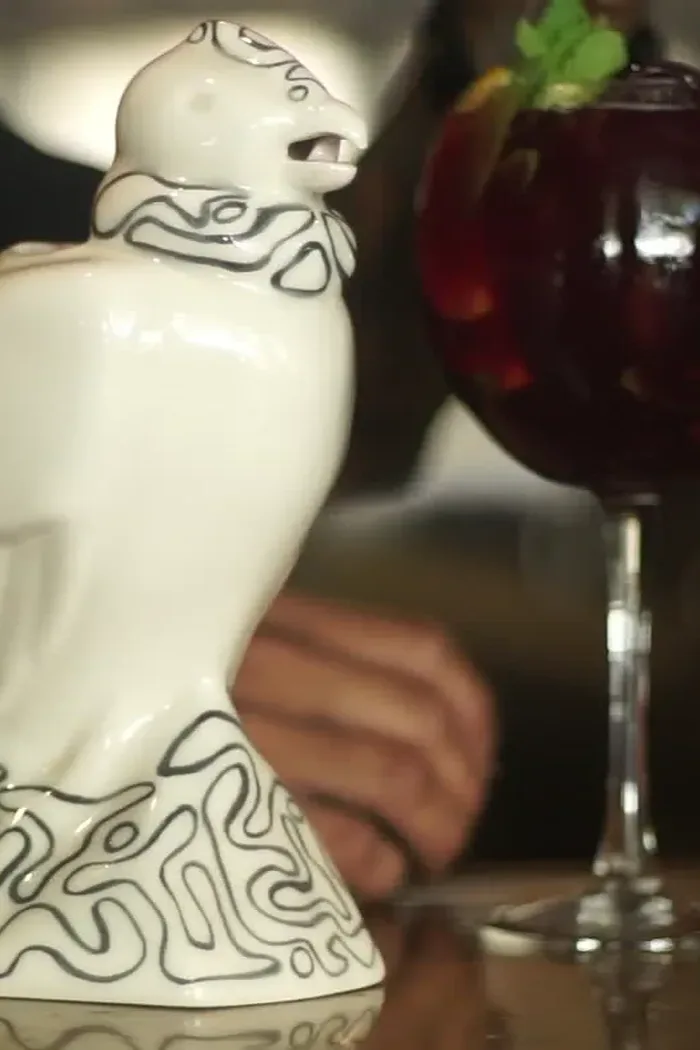 Condorino en la barra, con un trago de sangría